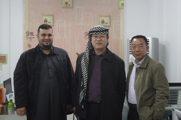 伊拉克客商盛贊數控壓力機，贈阿拉伯頭巾